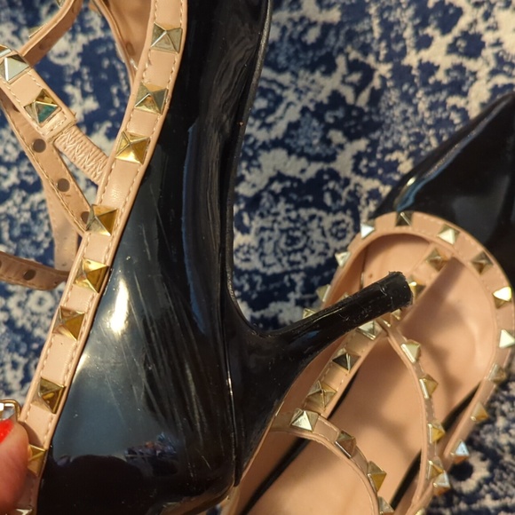 Studded patent black t-strap pumps - Picture 5 of 7